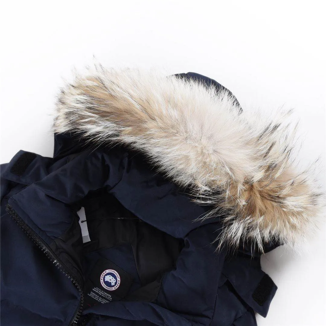 P760 Canada Goose Canada Goose #Mystique 3035LB extended parka down jacket/22 styles #women# ➖ Genuine synchronous anti-counterfeiting chip sensor! ➖ Imported 21-count polyester-cotton blended original fabric [last year’s 16-count/18-count hard fabrics have been completely eliminated, this year all use 21-count genuine synchronous fabrics, the soft mid-strap feels delicate and textured], genuine synchronous Feather-Light 10D waterproof coating fabric, made of 84.5 polyester fiber and 15.5 cotton, 100% the best feel in the entire network! ➖ The genuine official website is synchronized with the international standard 80 velvet! ➖ Using the best nylon lining with double double-layer sealing design, velvet-proof No. 7 needle + grid-filled down ready-made garments, there is 100% no so-called velvet running! ➖ The cuffs are designed with thickened seamless threads, and the collar and pockets are lined with top-quality polar fleece to keep you warm and comfortable! ➖ Yoshida YKK provides original custom-made electroplated sliders. YKK two-way lockable zippers are tight and smooth and will not peel off paint! ➖ 3M composite guarantees that the Velcro is the same as the original, durable, and all accessories and hardware are custom-made! ➖ Imported BEHRINGER embroidery machine to customize the 10,000-needle embroidery logo, 98% of which can be reproduced to restore the original logo. You can check and compare on the official website! ➖ The fur collars are all made of large pieces of Western Canadian blue wolf hide, ensuring that each fur collar is 13-15cm wide!  ⛔No slander, no exaggeration, professionalism because of focus!  SIZE: XXS XS S M L XL [Attached: Size chart]